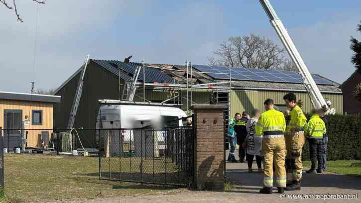 Man valt door dak en raakt ernstig gewond