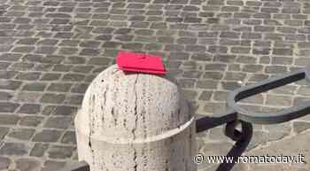 Decine di portafogli fucsia abbandonati nelle piazze di Roma