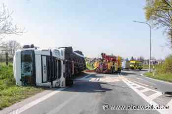 Op- en afrit E40 halve dag afgesloten nadat vrachtwagen met 25 ton varkensvlees kantelt