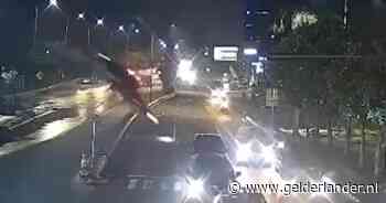 KIJK | Automobilist volgt navigatie en rijdt Indonesische brug af