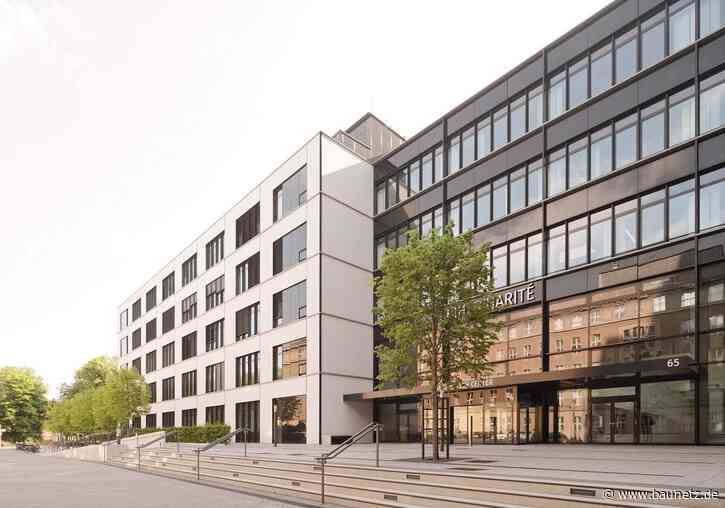 Am Fuß des Bettenhochhauses - Charité-Umbau in Berlin von heinlewischer