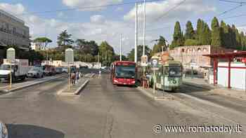 Si masturba alla fermata del bus, poi insegue due ragazze
