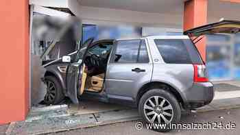 Unfall in Mühldorf: Auto kracht in Schaufenster in der Brückenstraße