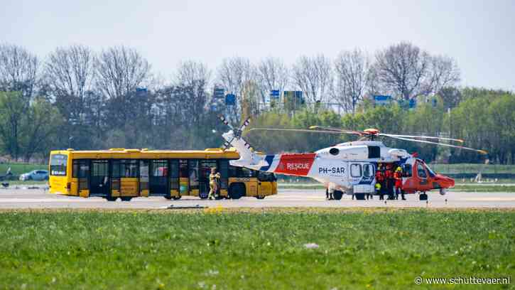 Kustwachtschepen en helikopter helpen in nood verkerende Victoria L
