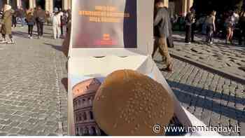 Il Colosseo al posto del burger. Nel centro di Roma distribuiti panini "ripieni" di monumenti