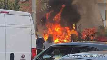 Incendio al Quarto Miglio: cassonetto distrutto dalle fiamme. Auto danneggiata