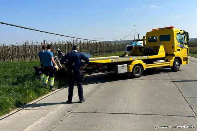 Bestuurster belandt met auto tegen verlichtingspaal