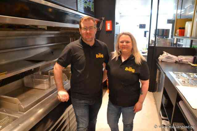 Daan (40) heropent zijn frituur na grondige verbouwing en tijdelijke verhuis naar pop-up: “Goed voor even, maar ik ben blij dat we terug zijn”