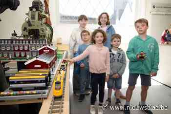 Lego-trein snort door museum Eperon d’Or met wagonnetjes van jonge bezoekers
