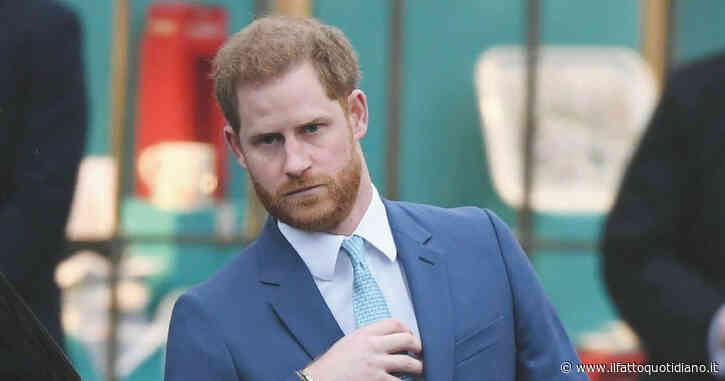 Il principe Harry portato via dall’aula di tribunale dopo le urla di una donna. Poi rientra ma “lancia la penna sul tavolo in segno di esasperazione”