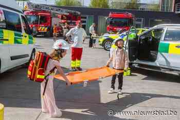 Kyan en June scoren originele communiefoto’s bij Halse hulpdiensten