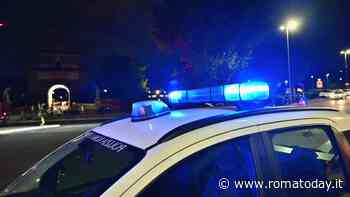 Seduta sul parapetto di ponte Milvio minaccia di gettarsi nel fiume