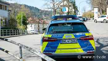 War aus Klinik verschwunden: Mann bedroht Polizisten mit Waffe - Beamte erschießen ihn