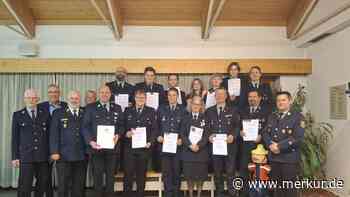 Von brennenden Mülleimern bis zur Katzenrettung: Feuerwehr blickt auf Einsätze zurück