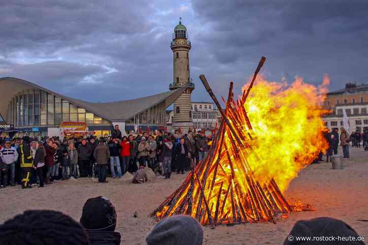 Von Osterfeuer und Ostermarkt bis zur Eröffnung der Leuchtturmsaison in Warnemünde gibt es am Osterwochenende vom 19. bis zum 21. April 2025 in Rostock zahlreiche Veranstaltungen.