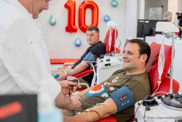 Louis begon rond zijn 20ste bloed te doneren, nu gaan ook zoon en kleinzoon mee: “Op café gaan kost meer tijd en daar help je veel minder mensen mee”