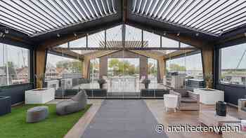 Stijlvolle lamellenoverkapping met een hellend dak