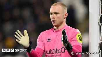 Goalkeeper Chapman extends Huddersfield contract