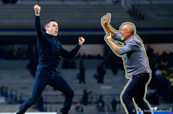 Mientras Vicente Sánchez festeja, Mano Menezes levanta la mano para llegar a Cruz Azul