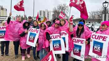 Personal care home workers picket in Winnipeg to decry Extendicare payroll problems