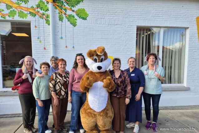 Paashaas bezoekt honderdtal kinderen in Mamedepot