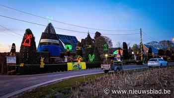 Guido maakt van straat een paasattractie: “Buurvrouw brandt kaarsje wanneer ik met ladder hoge boom versier”