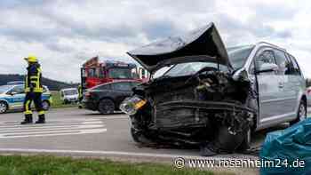 Volvo bleibt nach Frontalzusammenstoß einige hundert Meter weiter in Feld stehen