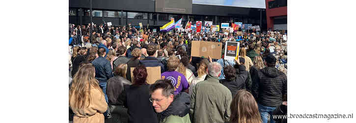 Protest omroepmedewerkers tegen miljoenenbezuiniging: ‘Vijf voor twaalf’