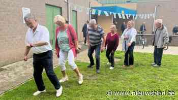 De Babbelbus rijdt naar de sporthal in Bouwel