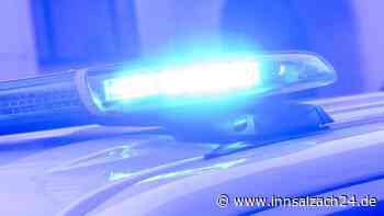 Lkw-Fahrer (56) übersieht beim Spurwechsel BMW: Auto gegen Betonwand gedrückt