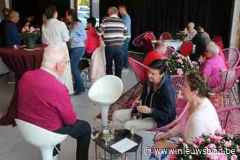 De Blomme onthult logo en deelt fleurigs uit op hoeve- en bloemenmarkt