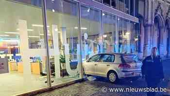 Auto rijdt raam van Huis van de Mechelaar aan diggelen: “Bestuurder te voet gevlucht maar gevat op Grote Markt”