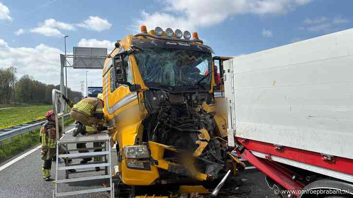 Chauffeur bekneld bij botsing van vrachtwagens op de A59, snelweg dicht