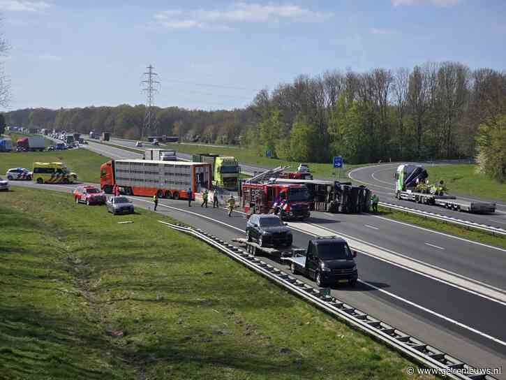 Vrachtwagen gekanteld op snelweg A18, weg volledig dicht