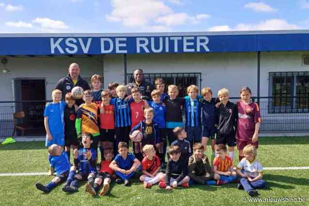 Emile Mpenza steekt jonge voetballertjes hart onder de riem