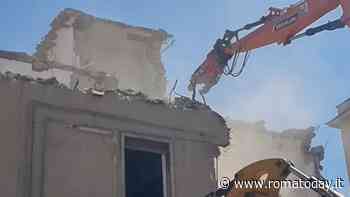 Ruspe in azione a Centocelle, dopo l'ex scuola ancora demolizioni per costruire nuovi appartamenti