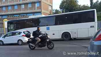 Corse saltate e lunghe attese. Quanti problemi per la linea 980