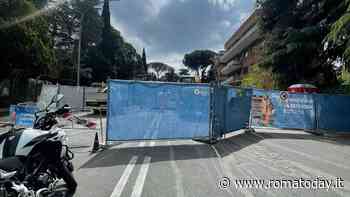 Camilluccia, cede un pozzetto fognario e la strada chiude al traffico