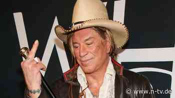 "Mein Leben ist im Klo": Mickey Rourke blamiert sich im britischen TV-Container