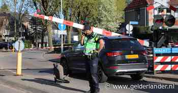 Auto op het spoor na aanrijding, treinverkeer stilgelegd