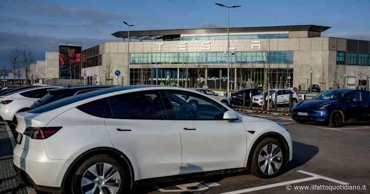 Gli atti vandalici contro le Tesla pesano sui prezzi delle assicurazioni: +28% sulle polizze per le auto di Musk