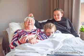 Lisse (12) en Robyn (8) mogen bij hun overgrootmoeder blijven slapen in rusthuis: “We kunnen genieten van een lange gezellige avond”