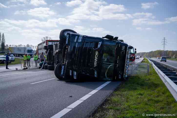 UPDATE Vrachtwagen gekanteld op snelweg A18, weg volledig dicht
