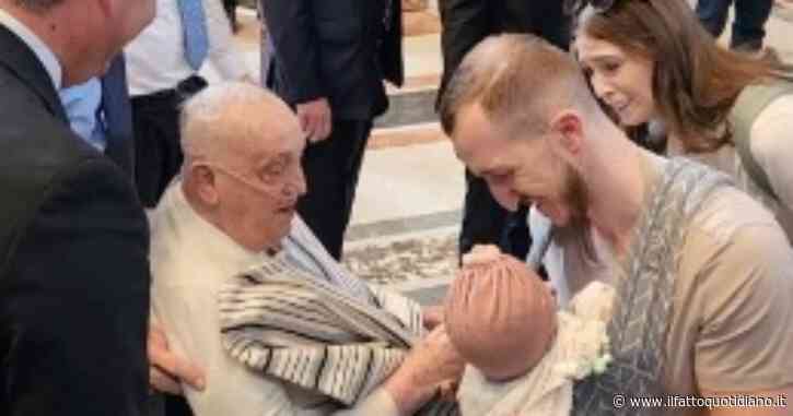 Niente talare e zucchetto, ma maglia intima e poncho: la stramba improvvisata di un Papa mai visto così