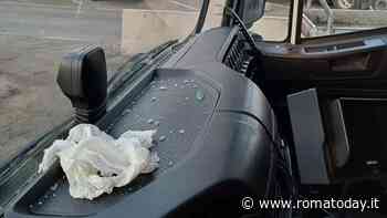 Paura in strada: insulta operatrice Ama e poi spacca il finestrino del mezzo