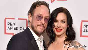 Pistole auf Beamte gerichtet: Polizei schießt Frau des Weezer-Bassisten an