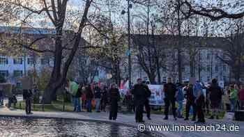 Vermummte auf Dach bei Protest gegen AfD-Veranstaltung im KU‘KO
