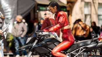 Motorrad statt Laufsteg: Bella Hadid kurvt im Latex-Kostüm durch Paris