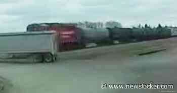 Flinke klap: vrachtwagen split in tweeën na aanrijding met trein