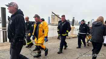 Helicopter crashes in the Hudson River off Manhattan: authorities